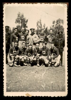 לוט 161 – צילום מקורי – קבוצת הכדורגל של משטרת ירושלים / שופטי כדורגל, ארץ ישראל (פלשתינה), ראשית המדינה | Lot 161 – Original Photograph – Jerusalem Police Football Team / Football Referees, Eretz Israel (Palestine), Early Statehood Period