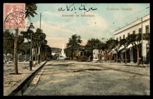 לוט 166 – גלויה עותמאנית סלוניקי – מזרקת חמידיה, בול דואר צרפתי לבנט | Lot 166 – Ottoman-Era Postcard Salonique – Fontaine Hamidié, French Levant Stamp