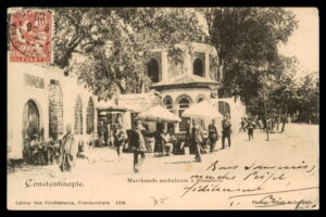 לוט 168 – גלויה עותמאנית – רוכלים בסטמבול, קונסטנטינופול, צלם סבאח וז'ואלייה | Lot 168 – Ottoman Postcard – Street Vendors in Stamboul, Constantinople, Sébah & Joaillier