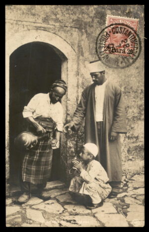 לוט 173 – גלויה קונסטנטינופול – סצנת רחוב, מוכר מים, בול דואר איטלקי לבנט | Lot 173 – Constantinople Postcard – Street Scene, Water Seller, Italian Levant Stamp