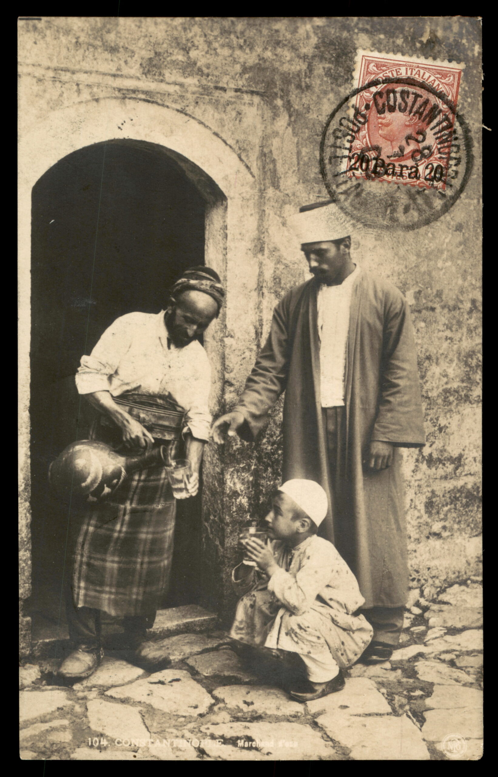 לוט 173 – גלויה קונסטנטינופול – סצנת רחוב, מוכר מים, בול דואר איטלקי לבנט | Lot 173 – Constantinople Postcard – Street Scene, Water Seller, Italian Levant Stamp