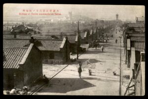 לוט 72 – גלויה עתיקה "מגורי קולי הקיסאן-סו, דאירן" (דאלין), מנצ'וריה | Lot 72 – Vintage Postcard "Hekisan-sō Coolies Accommodation Dairen" (Dalian) Manchuria